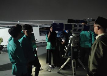 Mahasiswa Ilmu Falak Melakukan Pengamatan Gerhana Bulan Sebagian di OIF UMSU
