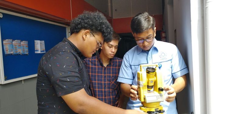 Mahasiswa Prodi Ilmu Falak dibimbing Tim OIF UMSU mengukur  Arah Kiblat Musholla Fakultas Kedokteran UMSU